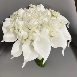 دسته گل لاله و شیپوری گل برای گل سفید ترکیبی