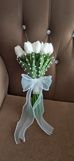 دسته گل عروس لاله ی گل برای گل ساده و ترند 1405