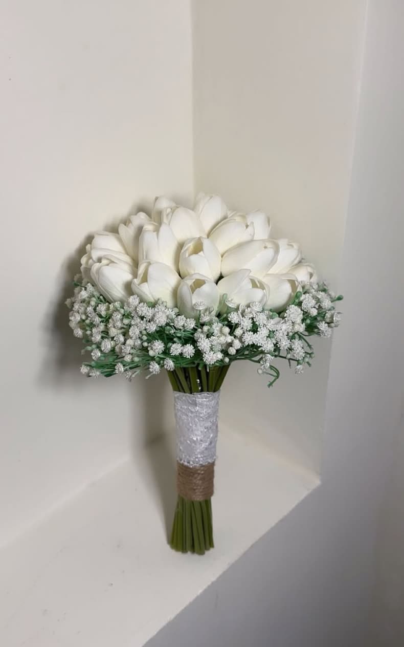 دسته گل سفید عروس با لاله و گیفیلا